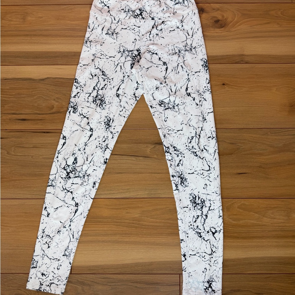 GARAGE Women’s Athletic White Marble Print Leggings - size M